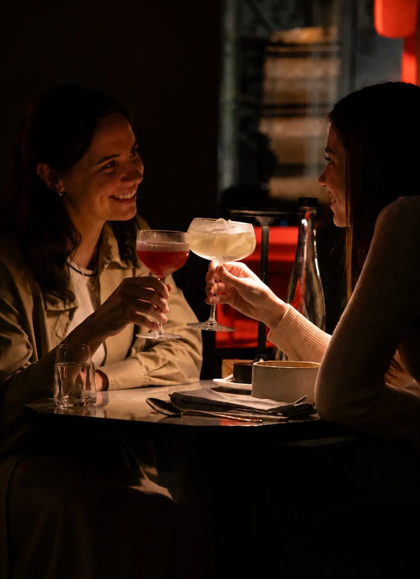 Brindis con tragos en una noche de Beats & Bites en Koala Palermo